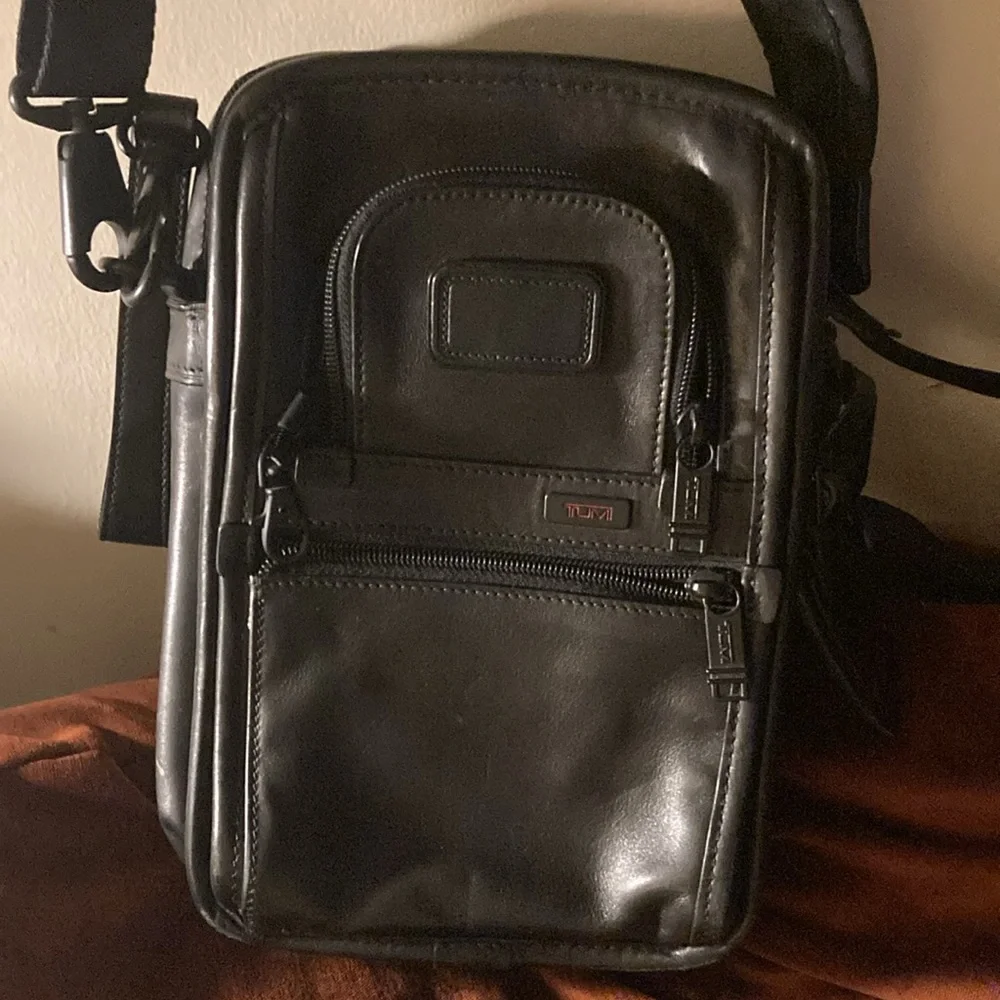Tumi Black sholder travel-bag